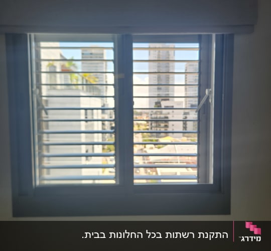 חלון אלומיניום בודד עם סורגים שקופים אופקיים